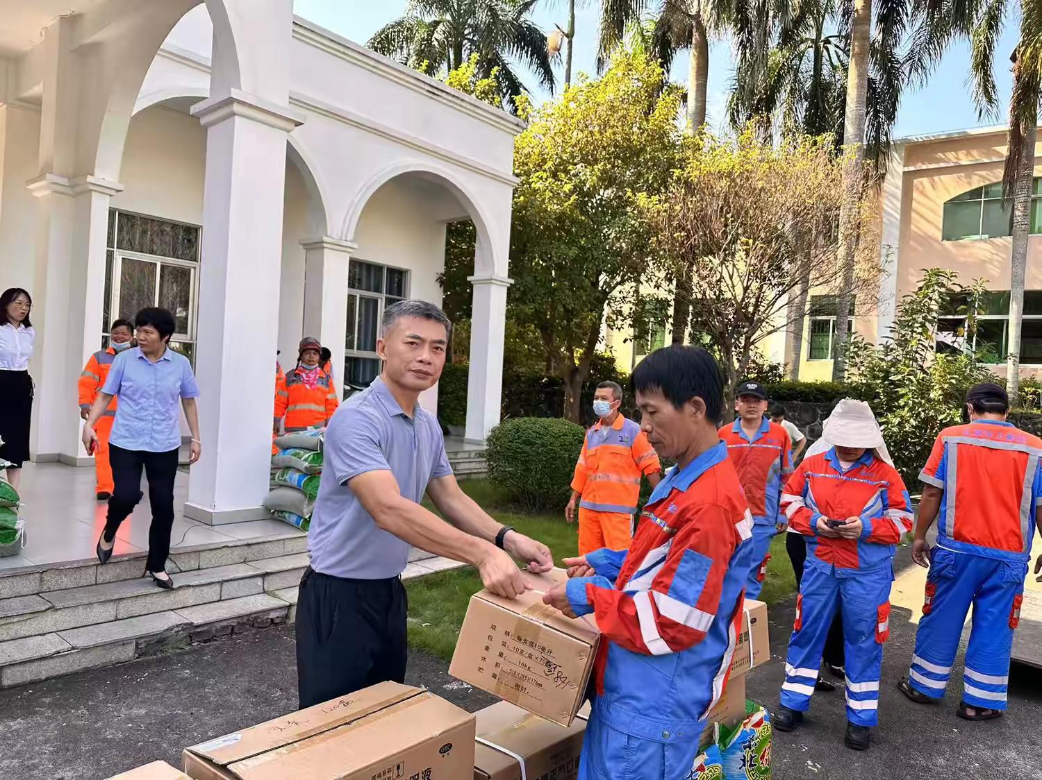 市環(huán)發(fā)公司開(kāi)展2024“夏日送清涼”慰問(wèn)環(huán)衛工人活動(dòng)(圖3)